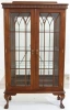 Шкаф-витрина со стеклянными полками  