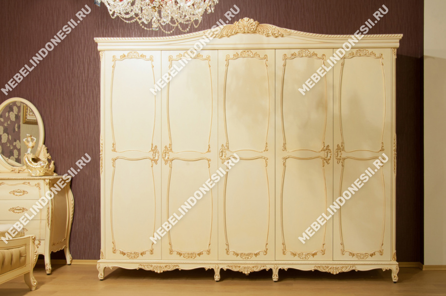 Резной шкаф для одежды  
