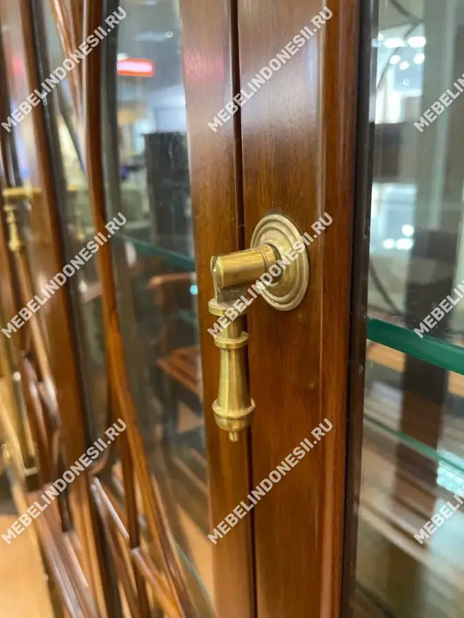 Витрина на высоких ножках  
