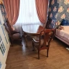 Стул с подлокотниками в стиле Королевы Анны  