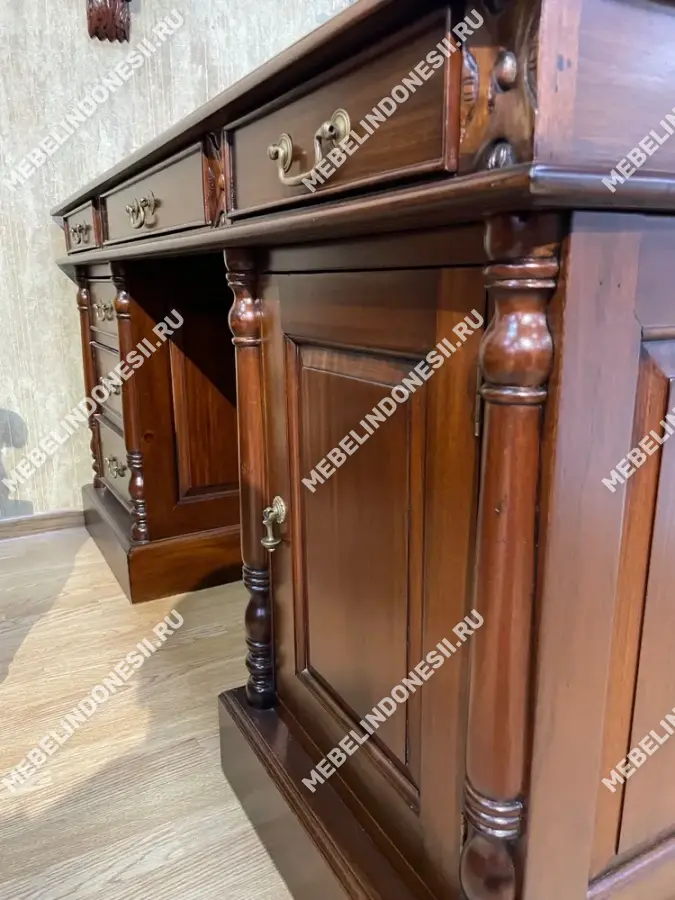 Стол письменный с коричневой кожей 155 см   