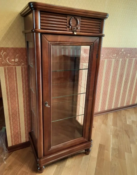 Витрина малая "Мария Сильва" Орех MS835  купить в интернет магазине Мебель из массива. Звоните +7 495 961-63-63 Витрины из массива дерева